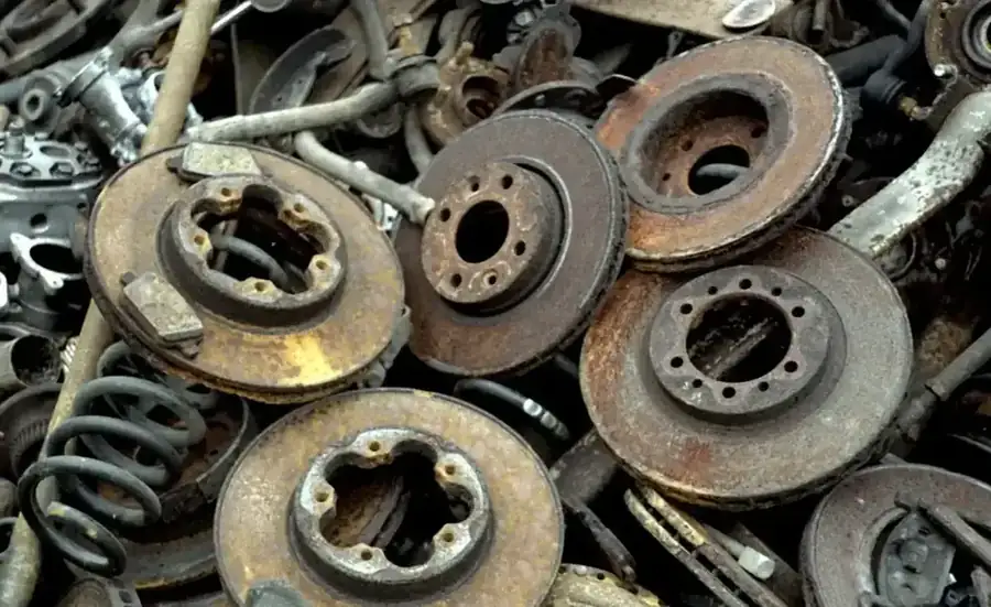 Alte Bremsscheiben und Metallteile für den Schrottankauf